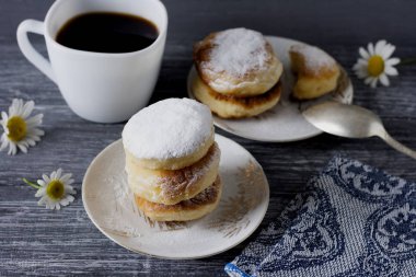 Beyaz plaka üzerinde bir yığın cheesecake