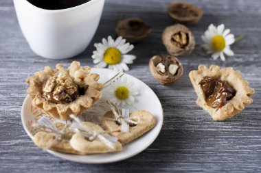 Ev yapımı pişirme. Ceviz ve yoğunlaştırılmış süt ile Shortcake hamur sepetleri.