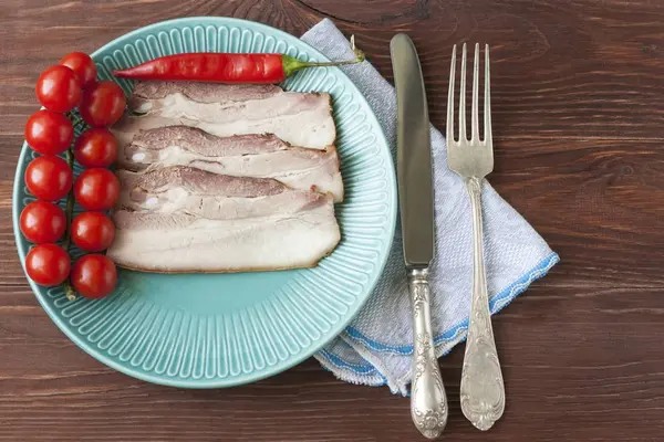 구운 돼지 고기 배 또는 베이컨 토마토와 붉은 뜨거운 고추 와 접시에 얇은 조각으로 슬라이스. — 스톡 사진