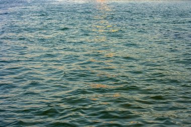 Batan güneşin ışınlarında soğuk Karadeniz'in küçük dalgaları. Doku su arka plan