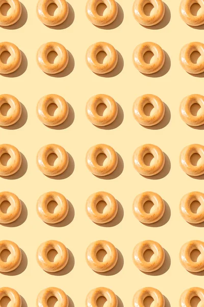 Bagels pattern on a peach color background . Bakery product template, traditional Russian bread product. Creative layout. Top view — Stock Photo, Image