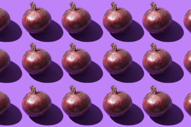 Mor bir arka plan üzerinde kırmızı soğan, salata ve yemekler için tatlı soğan