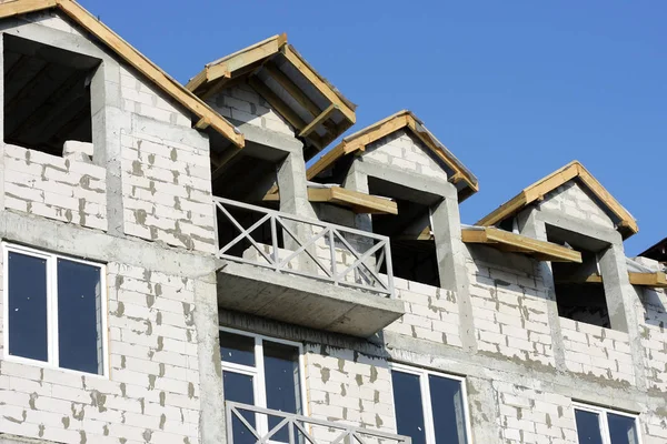 Nouveau bloc moderne d'appartements sur fond de ciel bleu — Photo