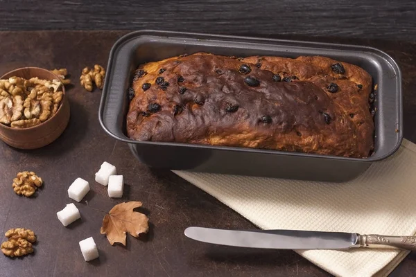 Barmbrack veya bairin breac üzüm ve kuru üzüm ile geleneksel İrlandalı tatlı maya ekmek, genellikle ikindi çayı tereyağı ile yenir ve geleneksel Cadılar Bayramı'nda servis edilir.