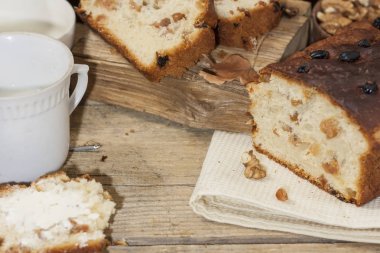 Barmbrack veya bairin breac üzüm ve kuru üzüm ile geleneksel İrlandalı tatlı maya ekmek, genellikle ikindi çayı tereyağı ile yenir ve geleneksel Cadılar Bayramı'nda servis edilir.