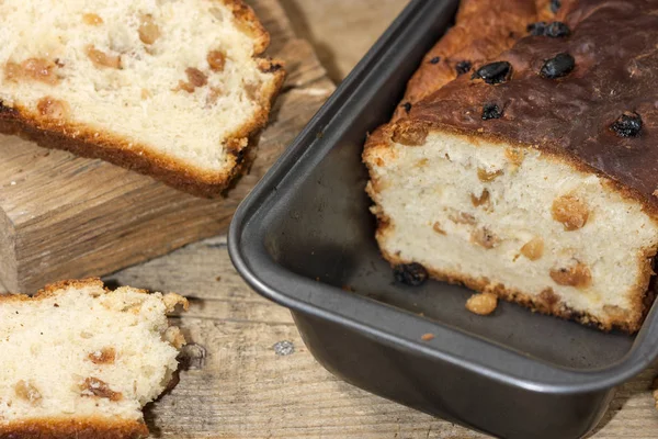 Barmbrack veya bairin breac üzüm ve kuru üzüm ile geleneksel İrlandalı tatlı maya ekmek, genellikle ikindi çayı tereyağı ile yenir ve geleneksel Cadılar Bayramı'nda servis edilir.