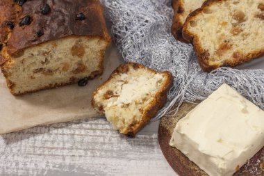 Barmbrack veya bairin breac üzüm ve kuru üzüm ile geleneksel İrlandalı tatlı maya ekmek, genellikle ikindi çayı tereyağı ile yenir ve geleneksel Cadılar Bayramı'nda servis edilir.