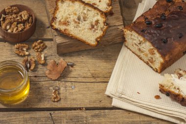 Barmbrack veya bairin breac üzüm ve kuru üzüm ile geleneksel İrlandalı tatlı maya ekmek, genellikle ikindi çayı tereyağı ile yenir ve geleneksel Cadılar Bayramı'nda servis edilir.