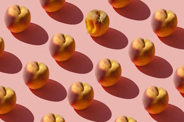 パステルピンクの背景に多くのジューシーな熟した桃のパターン。クリエイティブレイアウト — ストック写真