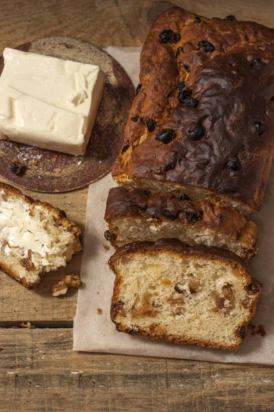 Barmbrack veya bairin breac üzüm ve kuru üzüm ile geleneksel İrlandalı tatlı maya ekmek, genellikle ikindi çayı tereyağı ile yenir ve geleneksel Cadılar Bayramı'nda servis edilir.