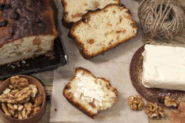 Barmbrack veya bairin breac üzüm ve kuru üzüm ile geleneksel İrlandalı tatlı maya ekmek, genellikle ikindi çayı tereyağı ile yenir ve geleneksel Cadılar Bayramı'nda servis edilir.