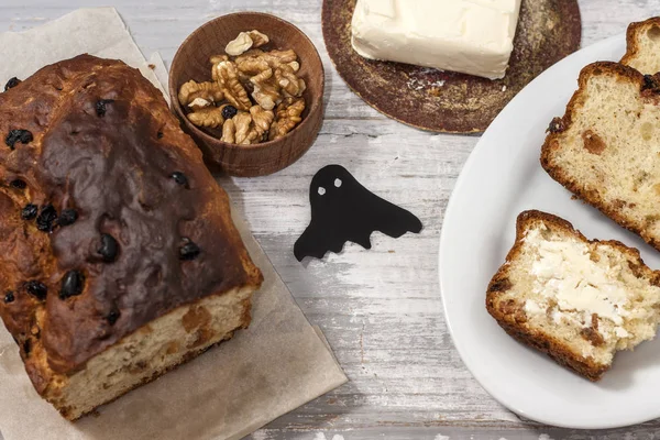 Barmbrack veya bairin breac üzüm ve kuru üzüm ile geleneksel İrlandalı tatlı maya ekmek, genellikle ikindi çayı tereyağı ile yenir ve geleneksel Cadılar Bayramı'nda servis edilir.