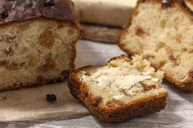 Barmbrack veya bairin breac üzüm ve kuru üzüm ile geleneksel İrlandalı tatlı maya ekmek, genellikle ikindi çayı tereyağı ile yenir ve geleneksel Cadılar Bayramı'nda servis edilir.