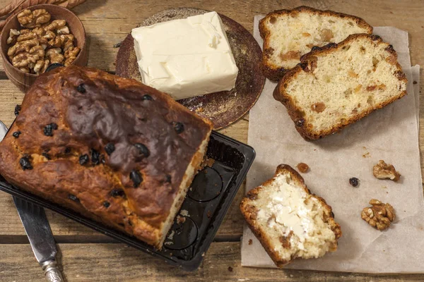 Barmbrack veya bairin breac üzüm ve kuru üzüm ile geleneksel İrlandalı tatlı maya ekmek, genellikle ikindi çayı tereyağı ile yenir ve geleneksel Cadılar Bayramı'nda servis edilir.