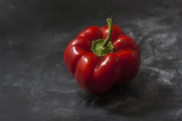 Pimenta vermelha madura fresca sobre um fundo preto. Chave baixa. Espaço de cópia . — Fotografia de Stock