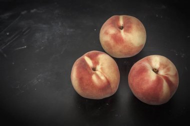 Siyah arka plan yakın çekim üç ihale olgun şeftali. Vignette.Copy alanı.