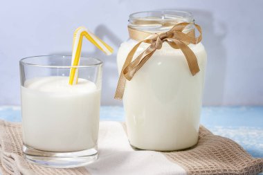 Ayran, ev yapımı yoğurt içecek kefir, lassi - mavi masada sağlıklı yaz ferahlatıcı soğuk içecek.