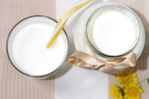 Ayran, boisson de yaourt maison kéfir, lassi - boisson fraîche rafraîchissante d'été saine sur table bleue . — Photo