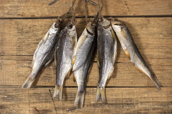 Primo piano pesce di fiume essiccato su vecchio sfondo di legno . — Foto Stock