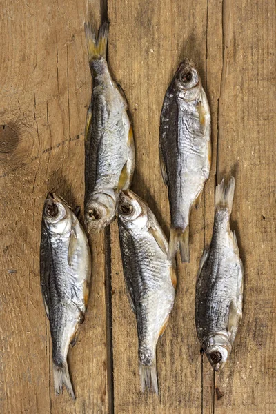 Primo piano pesce di fiume essiccato su vecchio sfondo di legno . — Foto Stock