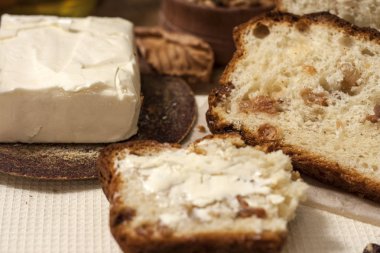 Barmbrack veya bairin breac üzüm ve kuru üzüm ile geleneksel İrlandalı tatlı maya ekmek, genellikle ikindi çayı tereyağı ile yenir ve geleneksel Cadılar Bayramı'nda servis edilir.