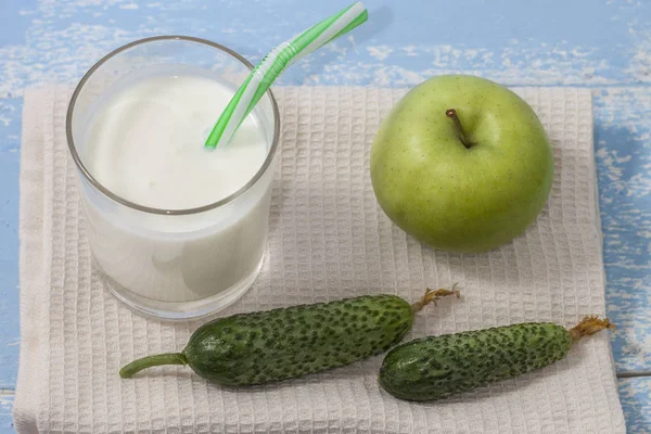 Айран, домашний йогуртовый напиток, кефир, ласси с огурцами и зеленым яблоком - здоровый летний освежающий холодный напиток на синем фоне. Концепция потери веса и здорового питания . — стоковое фото