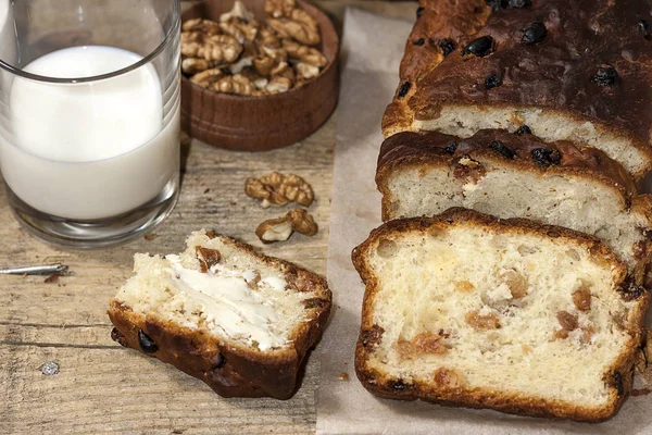 Barmbrack veya bairin breac üzüm ve kuru üzüm ile geleneksel İrlandalı tatlı maya ekmek, genellikle ikindi çayı tereyağı ile yenir ve geleneksel Cadılar Bayramı'nda servis edilir.