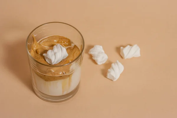 Dalgon Kopi Dalam Gelas Transparan Dengan Susu Latar Belakang Pastel — Stok Foto