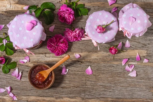 Engarrafamento Pétalas Rosa Chá Caseiro Uma Mesa Madeira — Fotografia de Stock