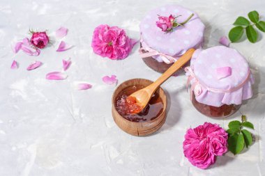 El yapımı çay yaprağı reçeli Işık masasında.