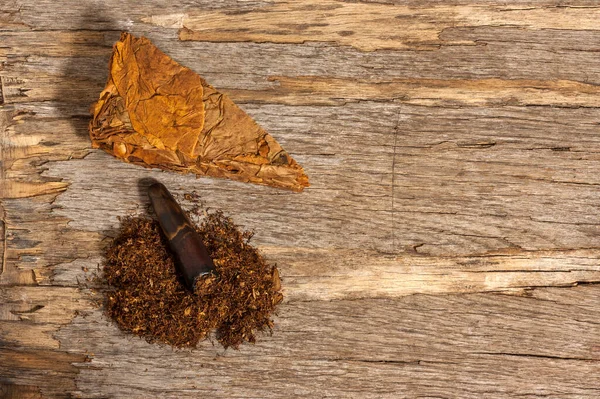 Pressionado Polvilhado Tabaco Cachimbo Fumar Fundo Madeira — Fotografia de Stock