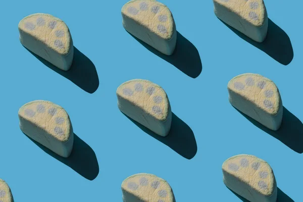 Μοτίβο νόστιμο marshmallows με σκληρές σκιές σε μπλε φόντο. — Φωτογραφία Αρχείου