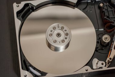 Bilgisayardan parçalanmış sabit disk. Ayna efektli. Bilgisayar kaputundan ayna efektleriyle birlikte sabit disk açıldı. Bilgisayarın bir parçası, dizüstü bilgisayar