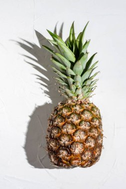 Beyaz arka planda taze ananas. Yaz kavramı. Düz yatış, üst görünüm.