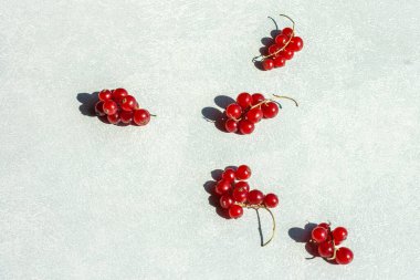 Sert gölgeli fotokopi alanı olan kırmızı üzümler..