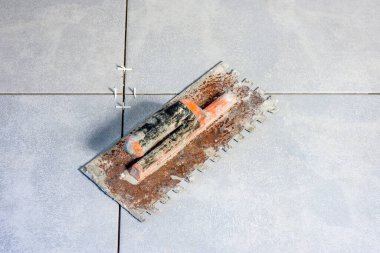 Ev tadilatı ve yeni bir konsepte göre ev yapımı. Duvarcılık gri döşeme döşemeleri üzerinde inşaat çalışması