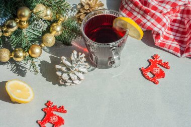 Geleneksel Noel ziyafeti içkisi, süslemeleri ve ışık masasında bir Noel ağacı. Fotokopi alanı olan geleneksel Noel içeceği