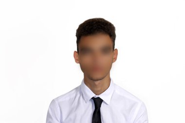 Beyaz gömlekli, beyaz arka planda kravatlı, kimliği belirsiz genç bir adamın silüeti..