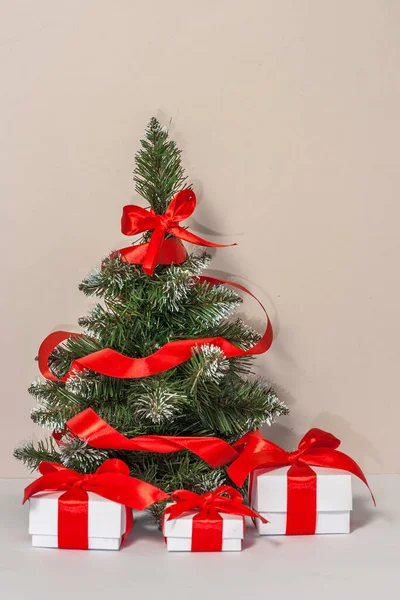 Árvore Natal Decorada Presentes Perto Parede Luz Conceito Celebração Natal — Fotografia de Stock