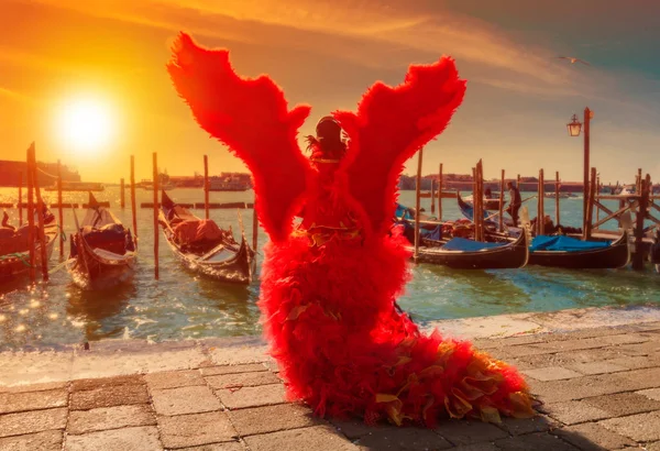 Karnaval Venedik Talya Üzerinde Geleneksel Karnaval Maskesi Giyen Kişi — Stok fotoğraf