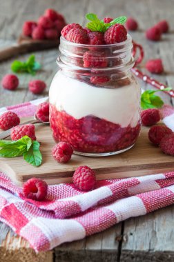 Lezzetli krem meyve tatlı taze ahududu ile