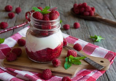 Lezzetli krem meyve tatlı taze ahududu ile