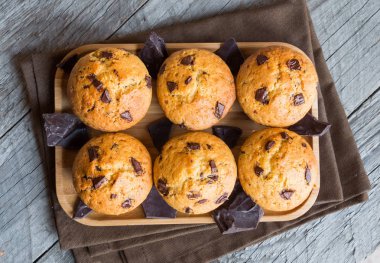 Çikolata parçaları ile lezzetli ev yapımı kekler