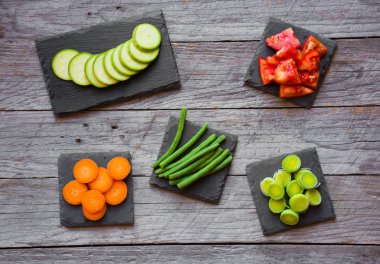 Taze sebze ahşap masanın üstüne kesmek.