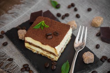 Geleneksel İtalyan tiramisu pasta koyu arka plan üzerinde