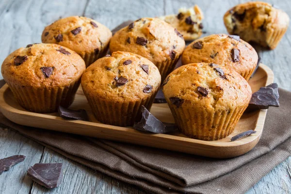 Leckere Hausgemachte Muffins Mit Schokoladenchips — Stockfoto
