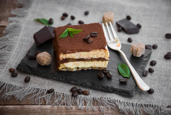 Geleneksel İtalyan tiramisu pasta koyu arka plan üzerinde