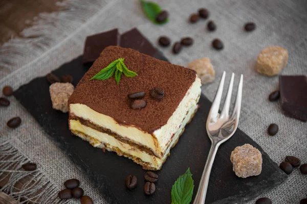 Gâteau Tiramisu Italien Traditionnel Sur Fond Sombre — Photo