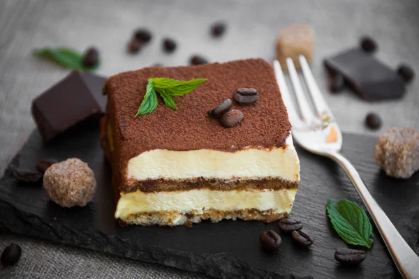 Geleneksel İtalyan tiramisu pasta koyu arka plan üzerinde