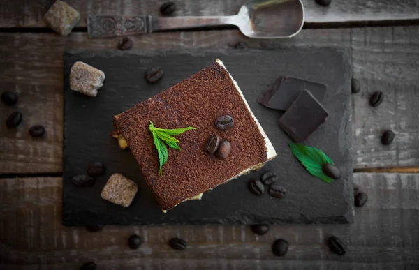 Geleneksel İtalyan tiramisu pasta koyu arka plan üzerinde